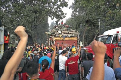 Con los puños arriba: ¡Silencio!