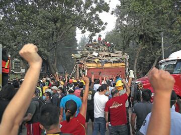 Con los puños arriba: ¡Silencio!