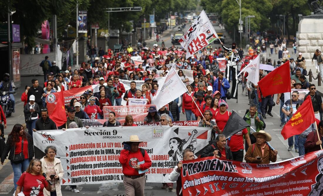 Marcha de la sección 9 de los maestros de la CNTE que salió del Hemiciclo a Juárez con rumbo a la SEP. FOTO: DIEGO SIMÓN SÁNCHEZ
