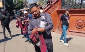 VIDEO: Guías de turistas de Tequila destrozan chalecos guindas tras captura de alcalde; se los puso como condición para dar servicio
