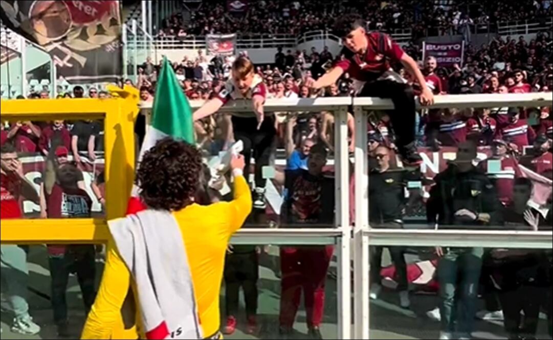 Guillermo Ochoa regaló sus guantes a aficionados de la Salernitana - Foto: Especial