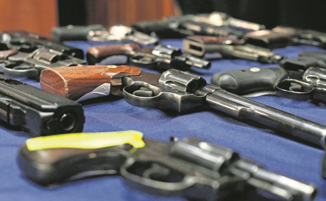 Armas en exhibición en Nueva York, en 2015. El tráfico de armamento de fuego es uno de los principales generadores de dinero sucio. Foto: Neil Hall/EFE