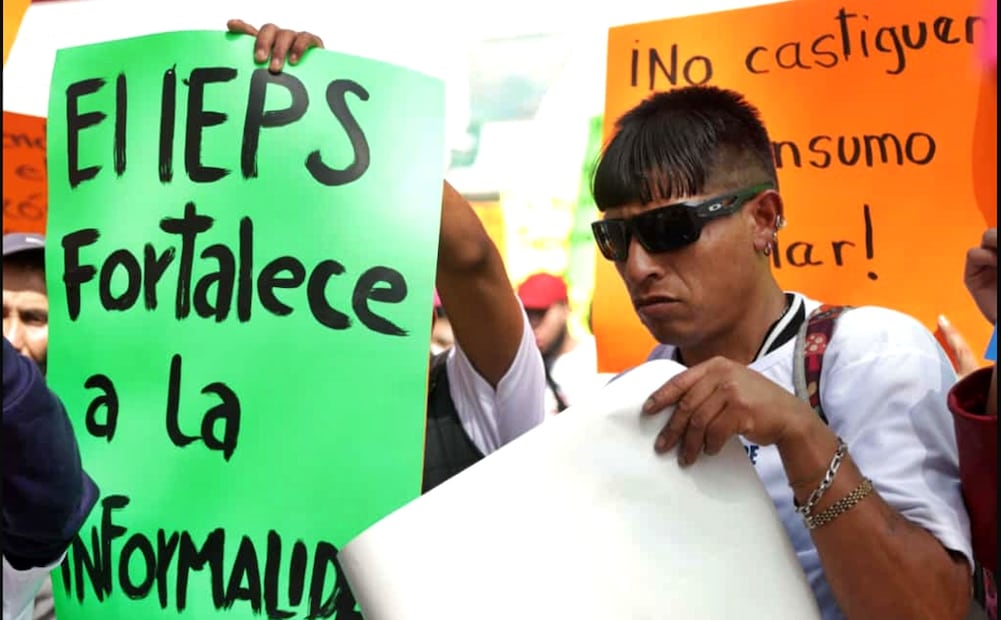 Comerciantes de la ANPEC se manifestaron contra el aumento del IEPS a bebidas azucaradas y cigarros afuera de la Cámara de Diputados en la Ciudad de México, el 7 de octubre de 2025. Foto: Carlos Mejía/EL UNIVERSAL