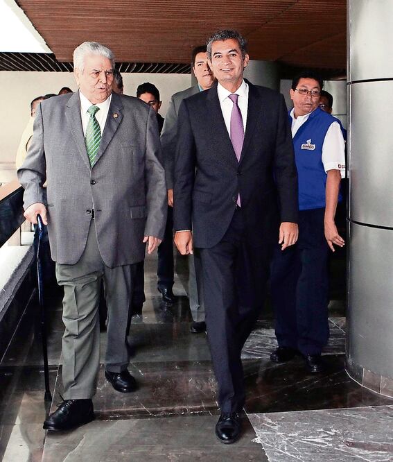 Carlos Aceves del Olmo, secretario general de la CTM, anunció su respaldo a las aspiraciones de Enrique Ochoa Reza para la dirigencia nacional del PRI (LUCÍA GODÍNEZ. EL UNIVERSAL)