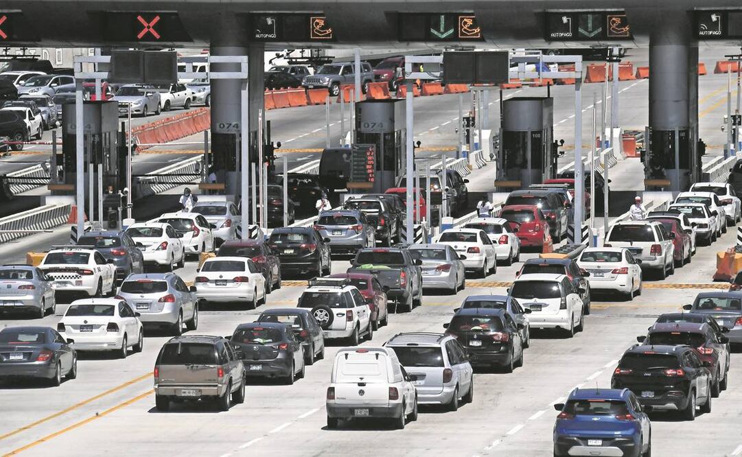 Decenas de paseantes regresan a la CDMX después del periodo vacacional de Semana Santa. Foto: Armando Martínez/ EL UNIVERSAL