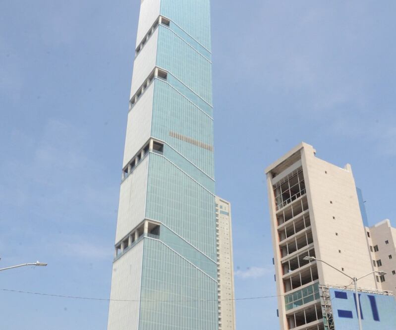 El edificio denominado Torre Obispado, ubicado en avenida Miguel Hidalgo, tiene una altura de 306 metros, con 64 pisos. Foto: Emilio Vásquez/EL UNIVERSAL