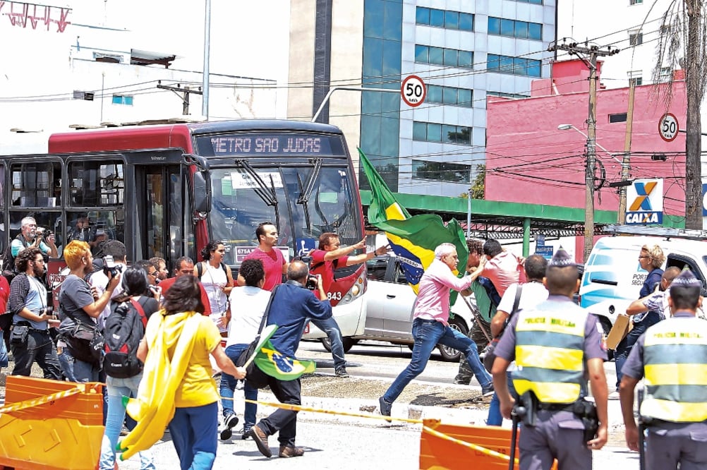 Manifestantes en favor y en contra de Luiz Inacio Lula da Silva se enfrentaron ayer frente a la comisaría de la Policía Federal donde el ex presidente fue ll evad o a declarar, en Sao Paulo (LEO BARRILARI. EFE)