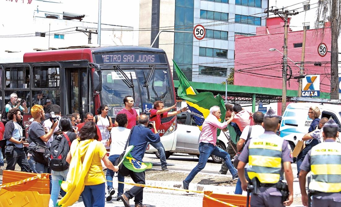 Manifestantes en favor y en contra de Luiz Inacio Lula da Silva se enfrentaron ayer frente a la comisaría de la Policía Federal donde el ex presidente fue ll evad o a declarar, en Sao Paulo (LEO BARRILARI. EFE)