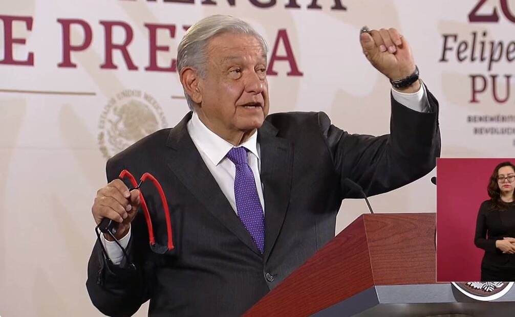 El Presidente mostró un balín que, asegura, fue utilizado como arma por los normalistas durante la irrupción en Palacio Nacional. Foto: captura de pantalla