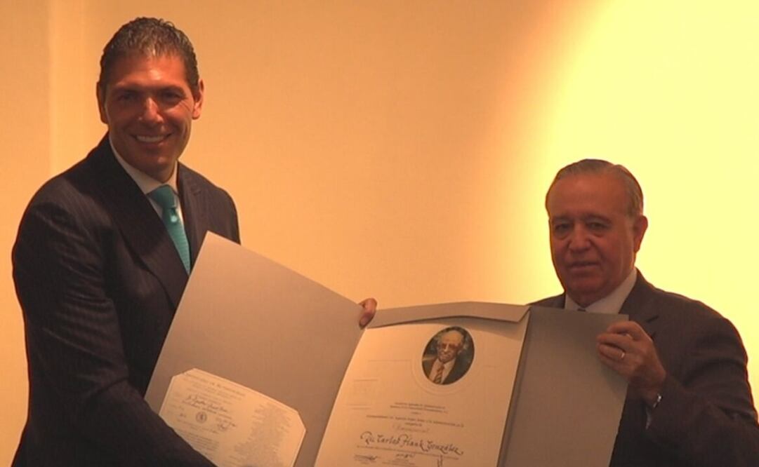 El encargado de entregar el premio fue el también empresario Valentín Diez Morodo, fundador del Grupo Modelo. /Especial