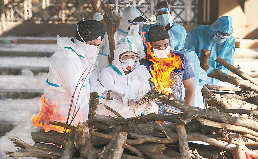 Familiares encienden una pira funeraria para una persona que murió de Covid-19. Foto: Channi Anand. AP