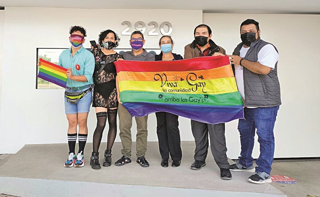 Activistas de la diversidad sexual se manifiestan en el Congreso de Querétaro para festejar la reforma. Foto: ESPECIAL