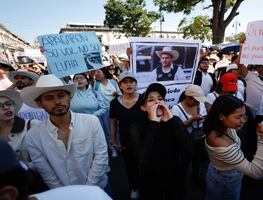 Estudiantes y ciudadanos bloquean carreteras en Uruapan para exigir justicia por el alcalde asesinado