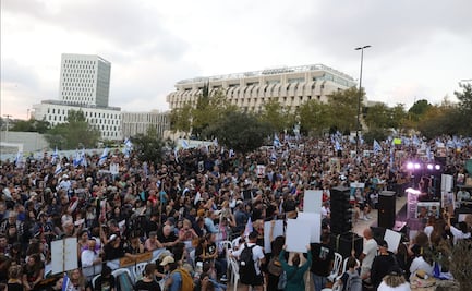 Miles toman las calles frente al Parlamento de Israel y exigen la renuncia de Netanyahu