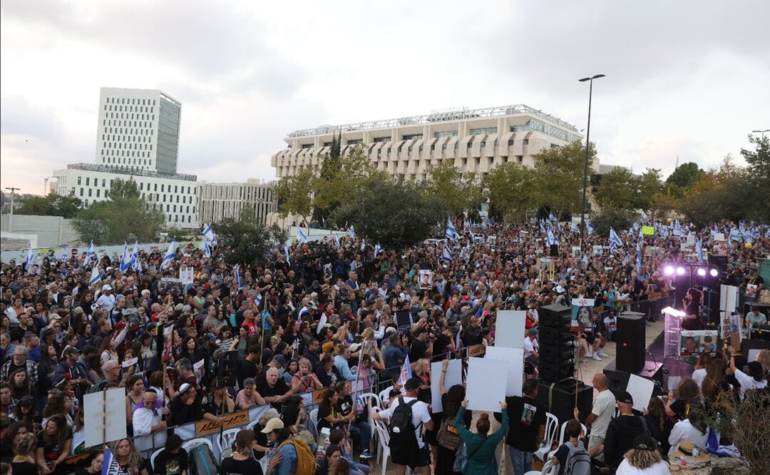 Miles de personas protestan en Israel contra el primer ministro Benjamín Netanyahu y exigen al gobierno israelí hacer más para la liberación de los rehenes secuestrados por Hamas. Foto: EFE
