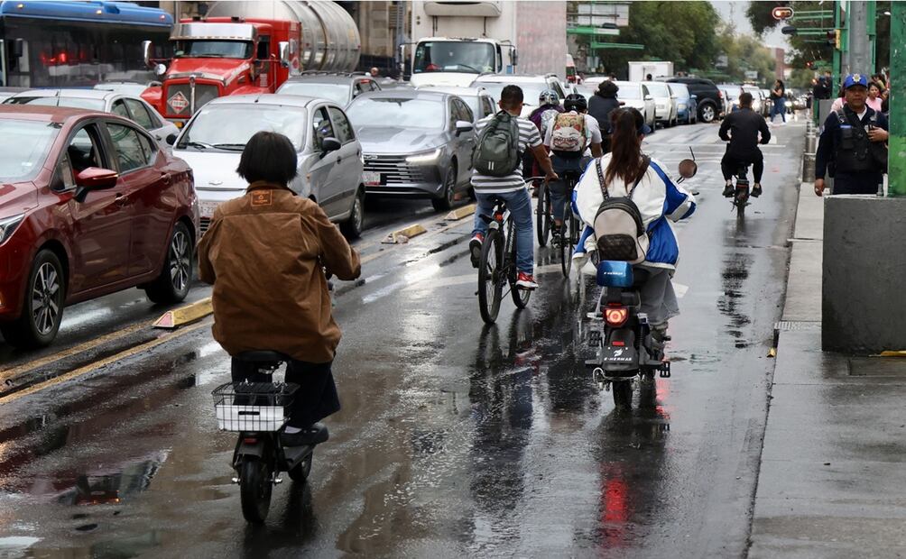 Conductores de bicimotos conducen sin protección y en carriles exclusivos del Trolebús en el Centro de la Ciudad de México, el 28 de agosto de 2025. Foto: Valente Rosas/EL UNIVERSAL
