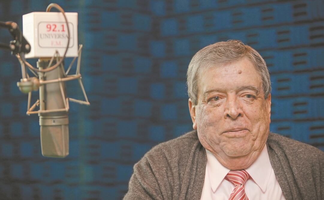 Don Adolfo Fernández Zepeda conmemora con los fans del cuarteto de Liverpool un aniversario más del programa El club de los Beatles, que hoy puede escucharse cuatro horarios distintos. Foto: Juan Boites. EL UNIVERSAL