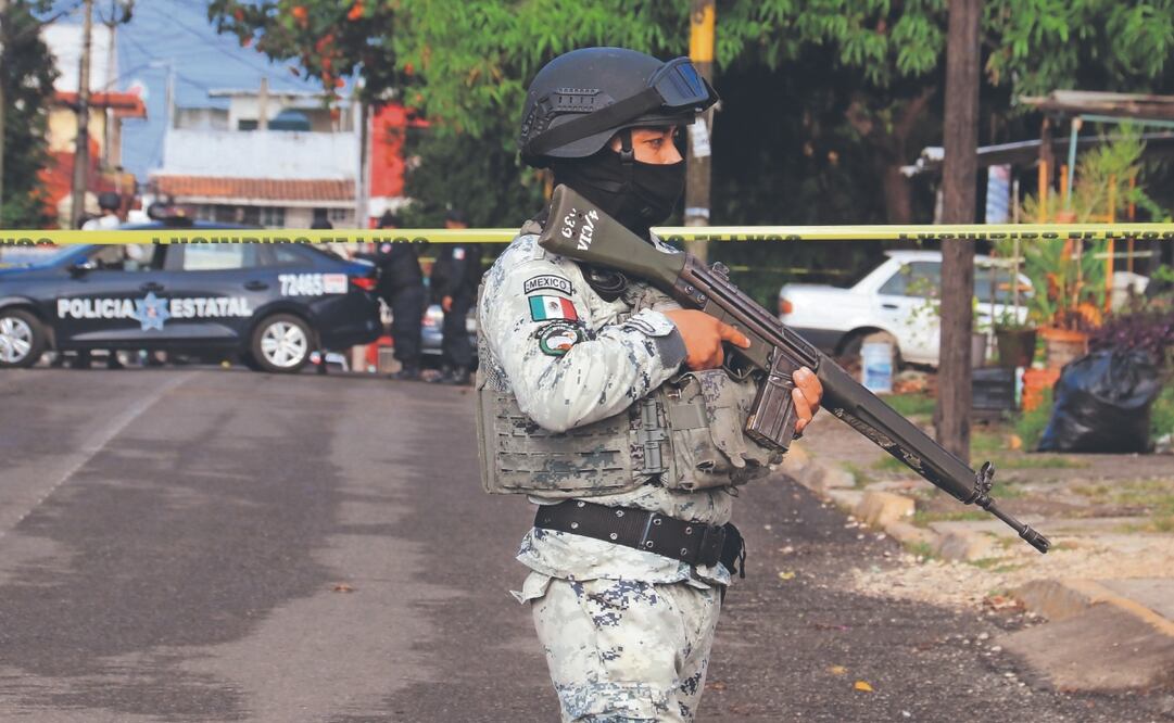 Un elemento de la Guardia Nacional resguarda la zona donde se perpetró uno de los asesinatos registrados la mañana de ayer en la capital de Tabasco. FOTO: Luma López. El Universal