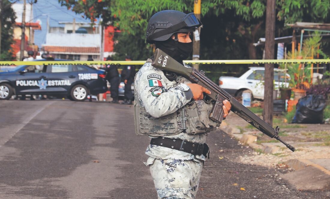 Un elemento de la Guardia Nacional resguarda la zona donde se perpetró uno de los asesinatos registrados la mañana de ayer en la capital de Tabasco. FOTO: Luma López. El Universal