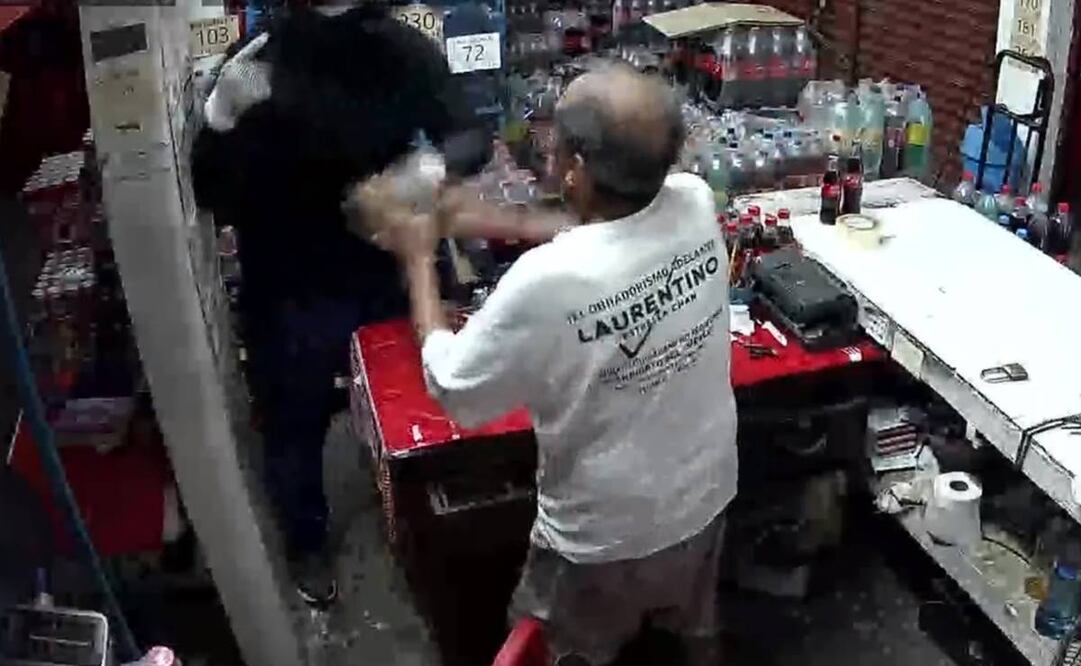 El asaltante huyó del lugar con una caja donde guardaban las ventas del día / Captura del video