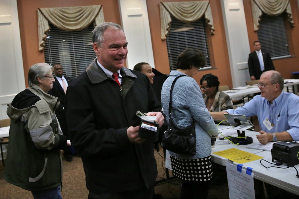 Tim Kaine llegó a su lugar de votación en Richmond (Virginia) junto a su esposa, Anne Holton (Reuters)