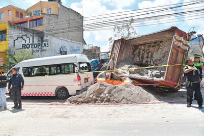 Camión embiste seis autos; hay un muerto y ocho heridos