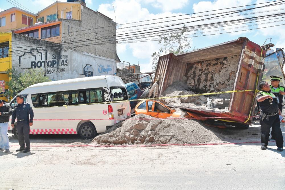 El pesado camión se subió sobre una camioneta del Sistema de Aguas de Huixquilucan, cuyo tripulante murió, y volcó sobre un auto (HUGO GARCÍA. EL UNIVERSAL)