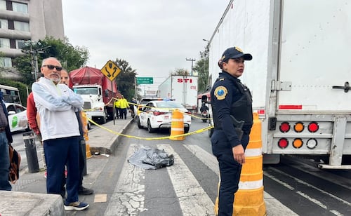 Mujer de la tercera edad muere en Iztapalapa tras ser atropellada por un tráiler; conductor huyó