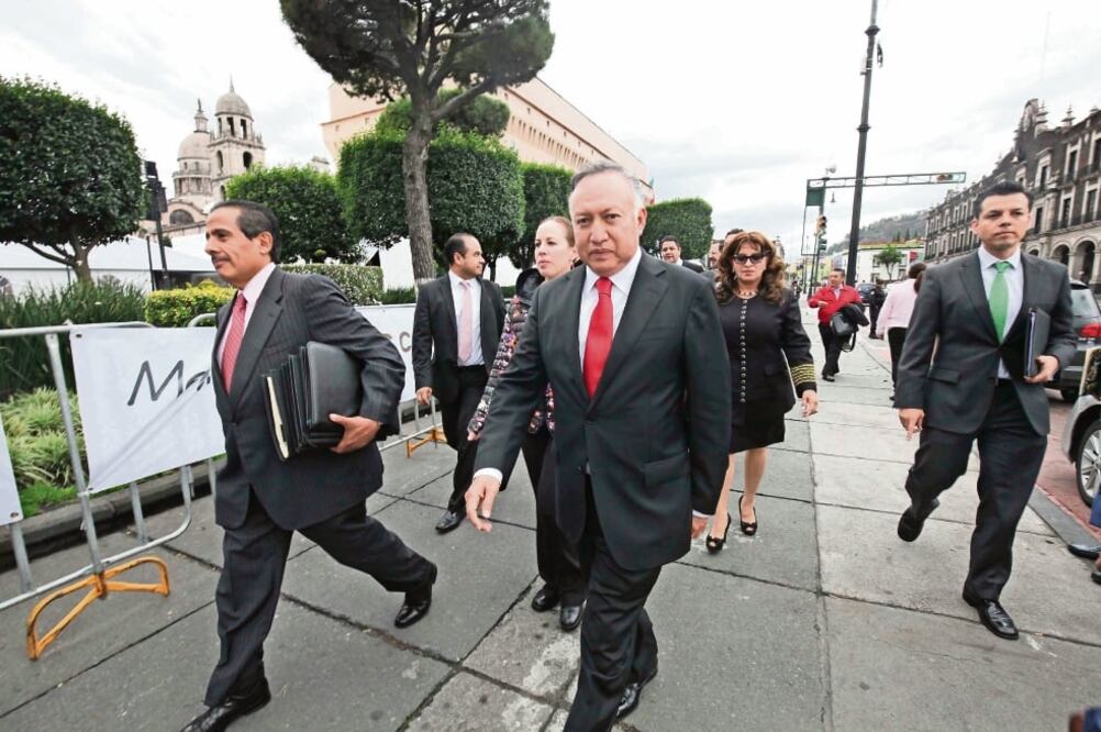 El secretario de Finanzas del Estado de México, Joaquín Castillo, acudió a la Cámara de Diputados para entregar el paquete fiscal que incluyen la Ley de Ingresos, el Presupuesto de Egresos, reformas al Código Financiero y a la Ley de Ingresos (JORGE ALV)