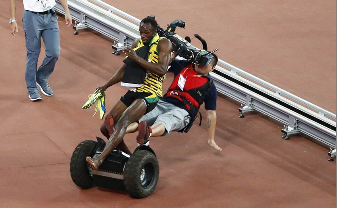 Bolt fue derribado por un camarógrafo. AP