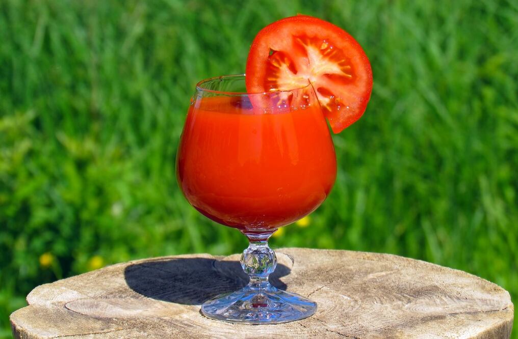 El jugo de jitomate es bueno para tu piel, corazón y más, así que no dudes en consumirlo de manera regular / Foto: Pixabay