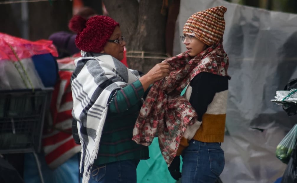Transeúntes con chamarras, gorros y guantes por las calles del Centro Histórico. Foto: Luis Camacho / EL UNIVERSAL