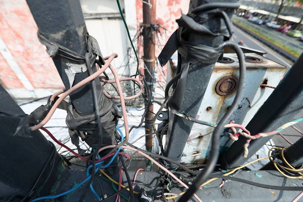 De acuerdo con datos de la Comisión Federal de Electricidad, en la Ciudad de México calcula pérdidas por 237 millones de pesos por tomas ilegales. Foto/VALENTE ROSAS. EL UNIVERSAL