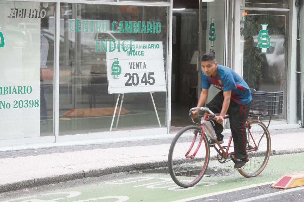 CI Banco aseguró que el comportamiento actual del tipo de cambio refleja la cautela con la que operan los inversionistas (ARCHIVO EL UNIVERSAL)