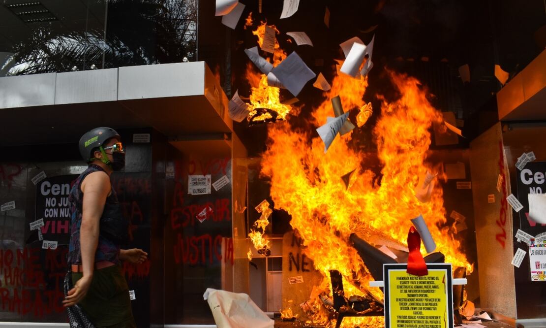 Ciudad de México, 01/12/2023. Protesta afuera de las instalaciones de la Secretaría de Salud, por parte de personas que viven con VIH y aliadxs, para expresar inconformidad por desabasto de antirretrovirales y fallas en su manera de administrar lo relacionado al virus. Fotos: Abril Angulo/ EL UNIVERSAL