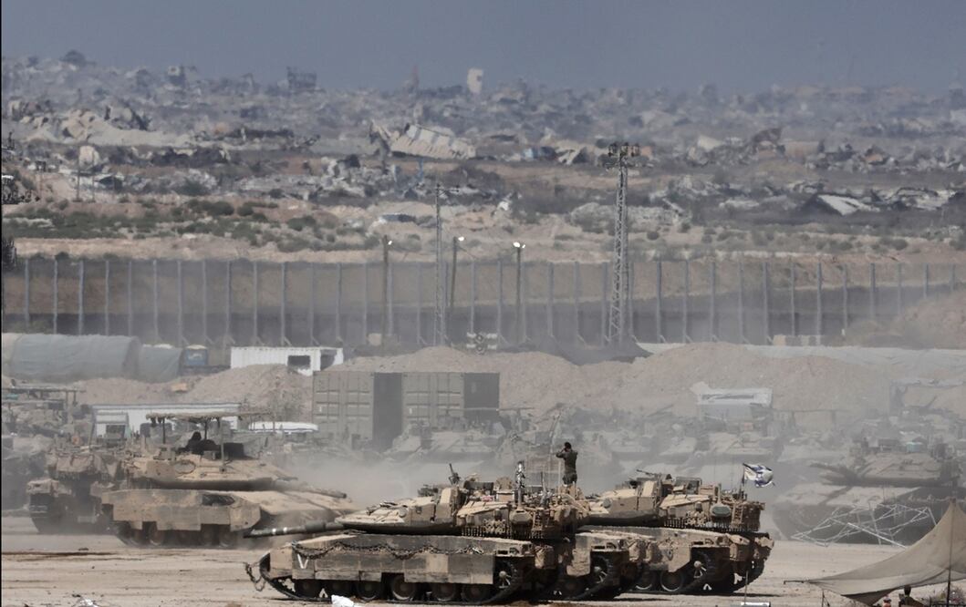 Soldados israelíes con vehículos militares se reúnen cerca de la valla fronteriza con la Franja de Gaza en el sur de Israel, el 2 de septiembre de 2025. Foto: EFE