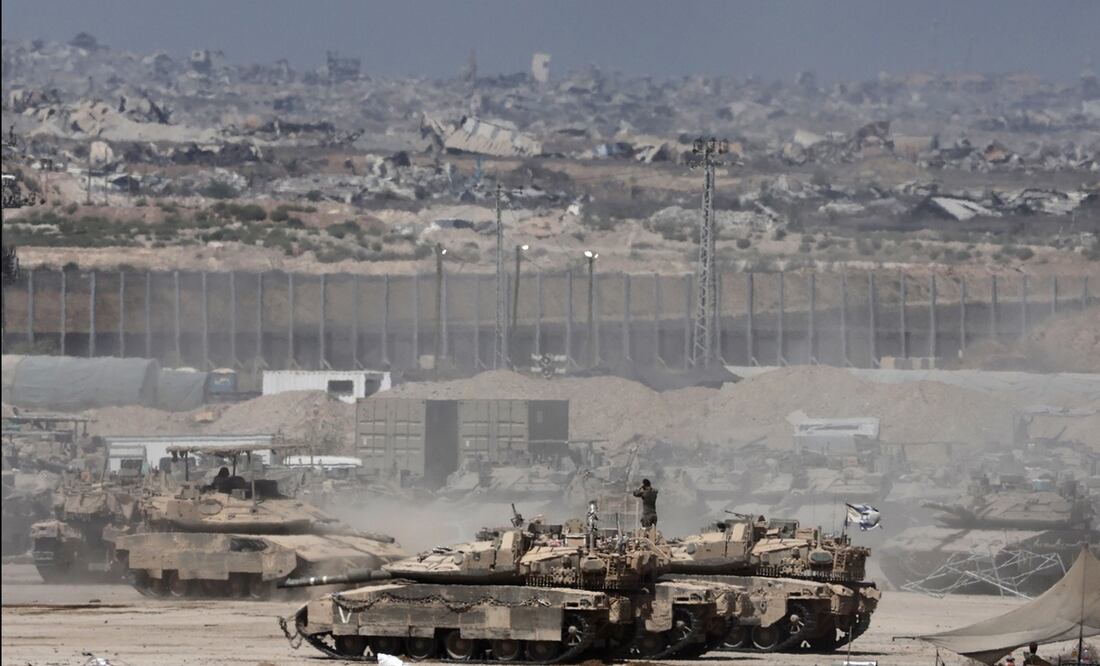 Soldados israelíes con vehículos militares se reúnen cerca de la valla fronteriza con la Franja de Gaza en el sur de Israel, el 2 de septiembre de 2025. Foto: EFE