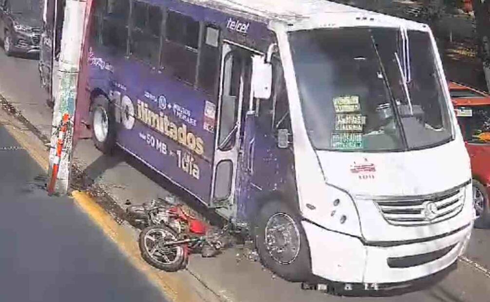 Conductor arrollado tras caer de su motocicleta. Foto: Captura de video
