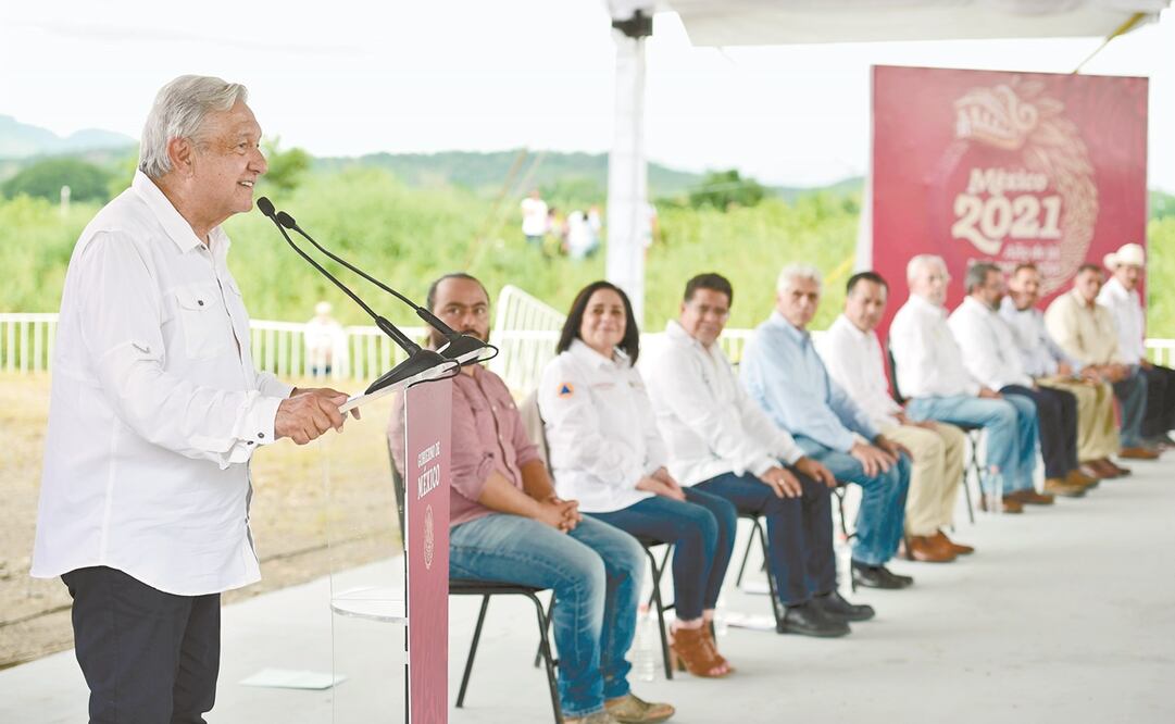 El presidente López Obrador, durante su gira de trabajo en Martínez de la Torre, Veracruz, exhortó a los mexicanos a aprovechar los programas sociales, pues, añadió, los conservadores quieren regresar al régimen de corrupción. Foto: Presidencia