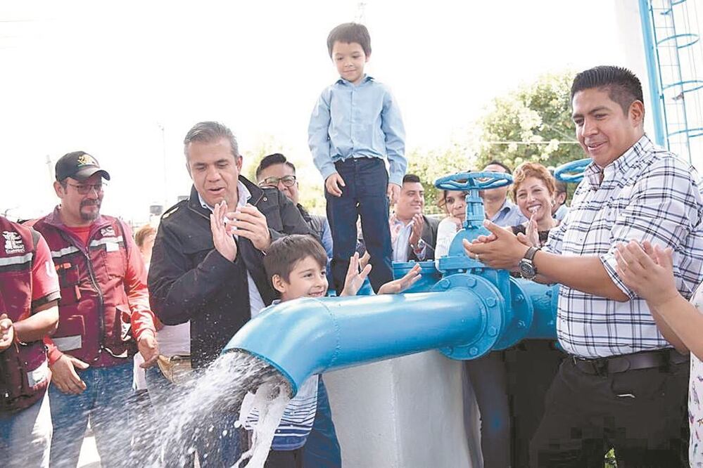 Fernando Vilchis (izq.) informó que la reapertura de dos pozos beneficiará a más de 60 mil habitantes de siete colonias. ESPECIAL