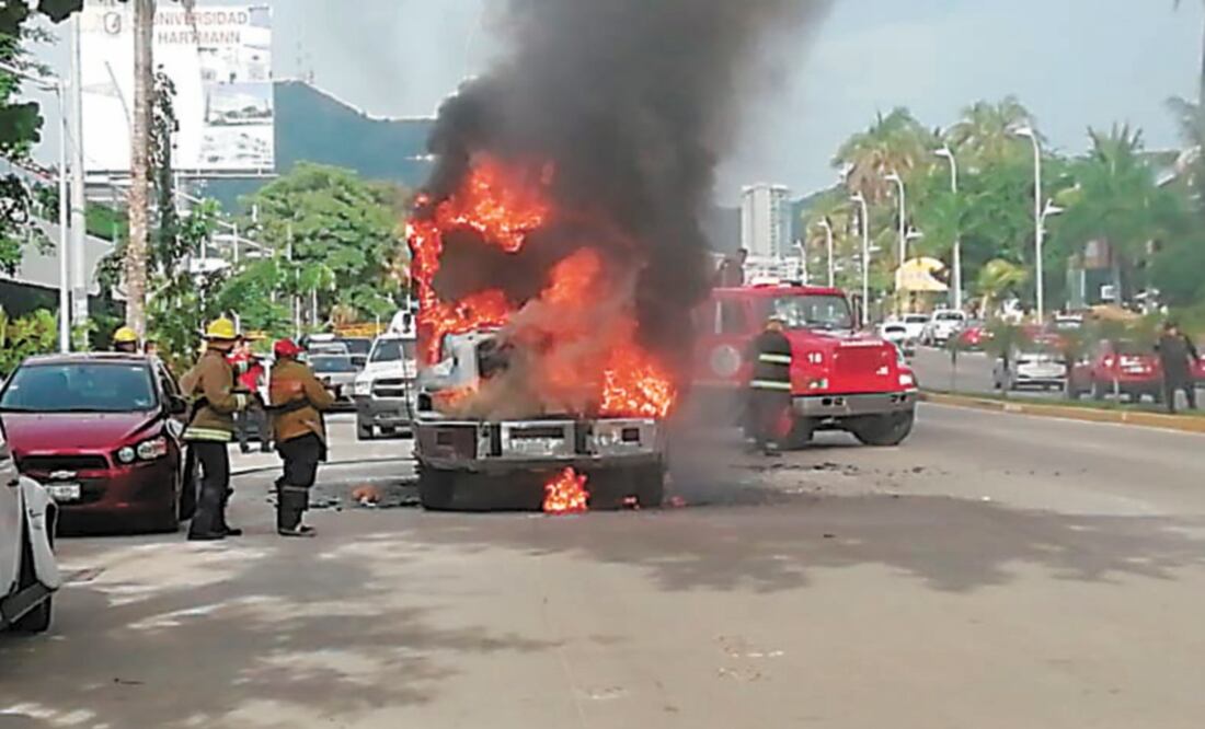 Un camión de pasajeros fue incendiado ayer en la Costera Miguel Alemán por presuntos sicarios. Foto: ESPECIAL