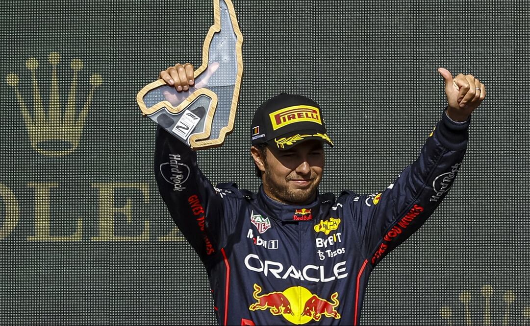 Checo Pérez en el podio del Gran Premio de Bélgica - FOTO: EFE