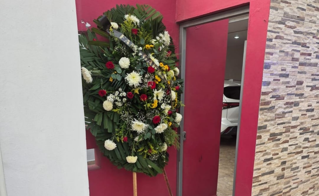 Dejan corona fúnebre frente a casa de diputada del PRI en Sinaloa; Fiscalía investiga el hecho.
Foto: Especial.