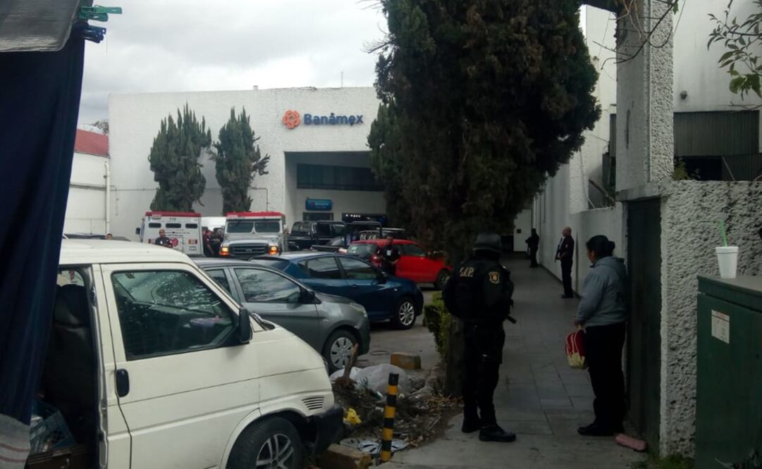 Grupo armado robó una camioneta de valores en la sucursal de Primero de mayo en la colonia San Miguel Atoto Foto: Twitter @Ciemergencias