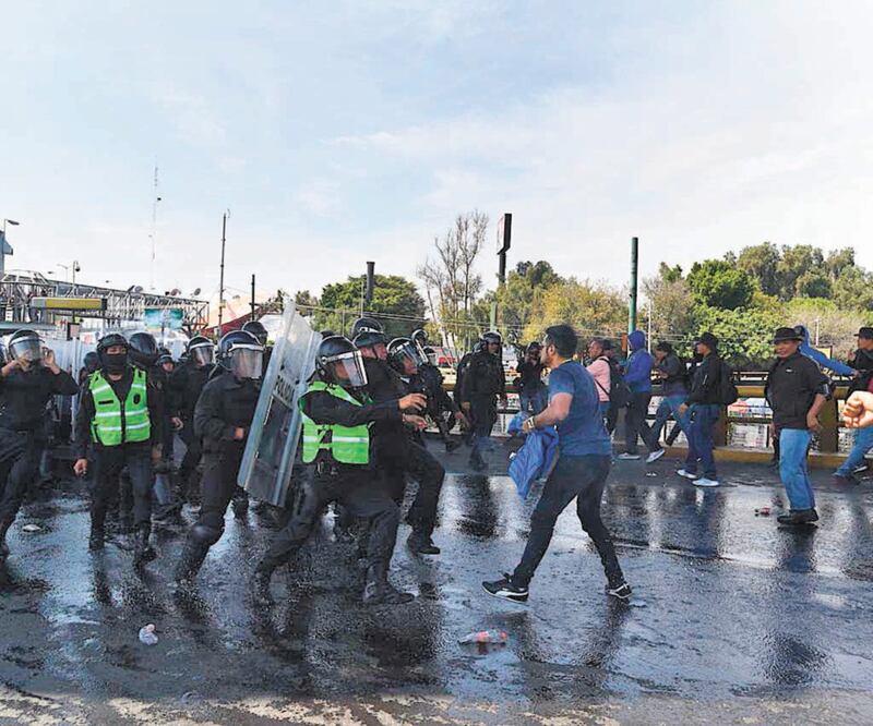 Agentes de la SSC acusaron que durante la gresca los federales robaron diversas herramientas. Foto: ARCHIVO EL UNIVERSAL