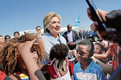 Cerca de Hillary. Buscan llevarla a la Casa Blanca