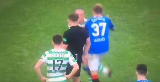 La aguerrida disputa del balón en el derby escocés 