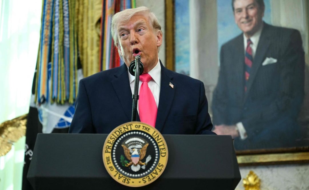 El presidente estadounidense Donald Trump pronuncia un discurso antes de la toma de posesión del nuevo secretario de Seguridad Nacional, Markwayne Mullin, en el Despacho Oval de la Casa Blanca en Washington, D.C., el 24 de marzo de 2026. El Senado estadounidense confirmó el lunes a Mullin como nuevo jefe del Departamento de Seguridad Nacional (DHS), la agencia afectada por un cierre parcial del gobierno mientras trabaja para hacer cumplir la política migratoria restrictiva del presidente Donald Trump. Foto: AFP