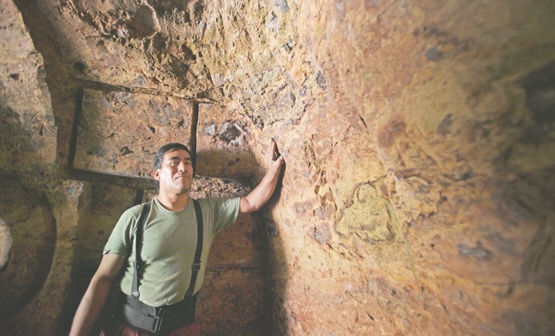 Martín Hernández busca convertir una oquedad abajo de su casa en un atractivo turístico que conecte con una pirámide artificial —que él mismo está construyendo— y una cascada natural. (JORGE ALVARADO)