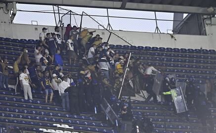 Aficionados de Pumas y América protagonizan pelea en las gradas del estadio Azteca